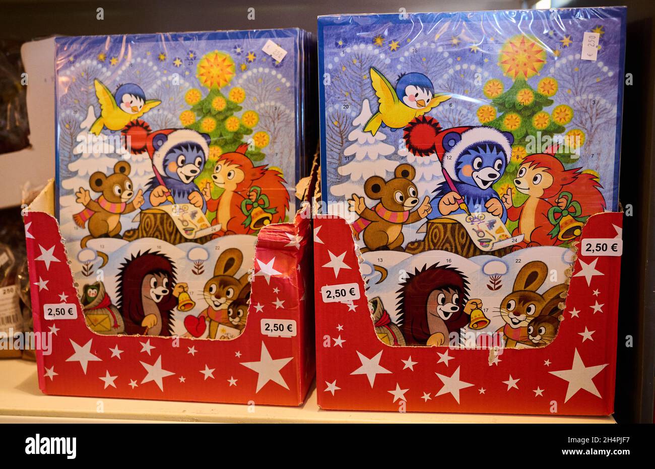 29. Oktober 2021, Berlin: Schokoladen-Adventskalender mit Motiven von Sandman, Pittiplatsch und Freunden stehen auf der Ostpro 2021 zum Verkauf. Foto: Annette Riedl/dpa-Zentralbild/dpa Stockfoto