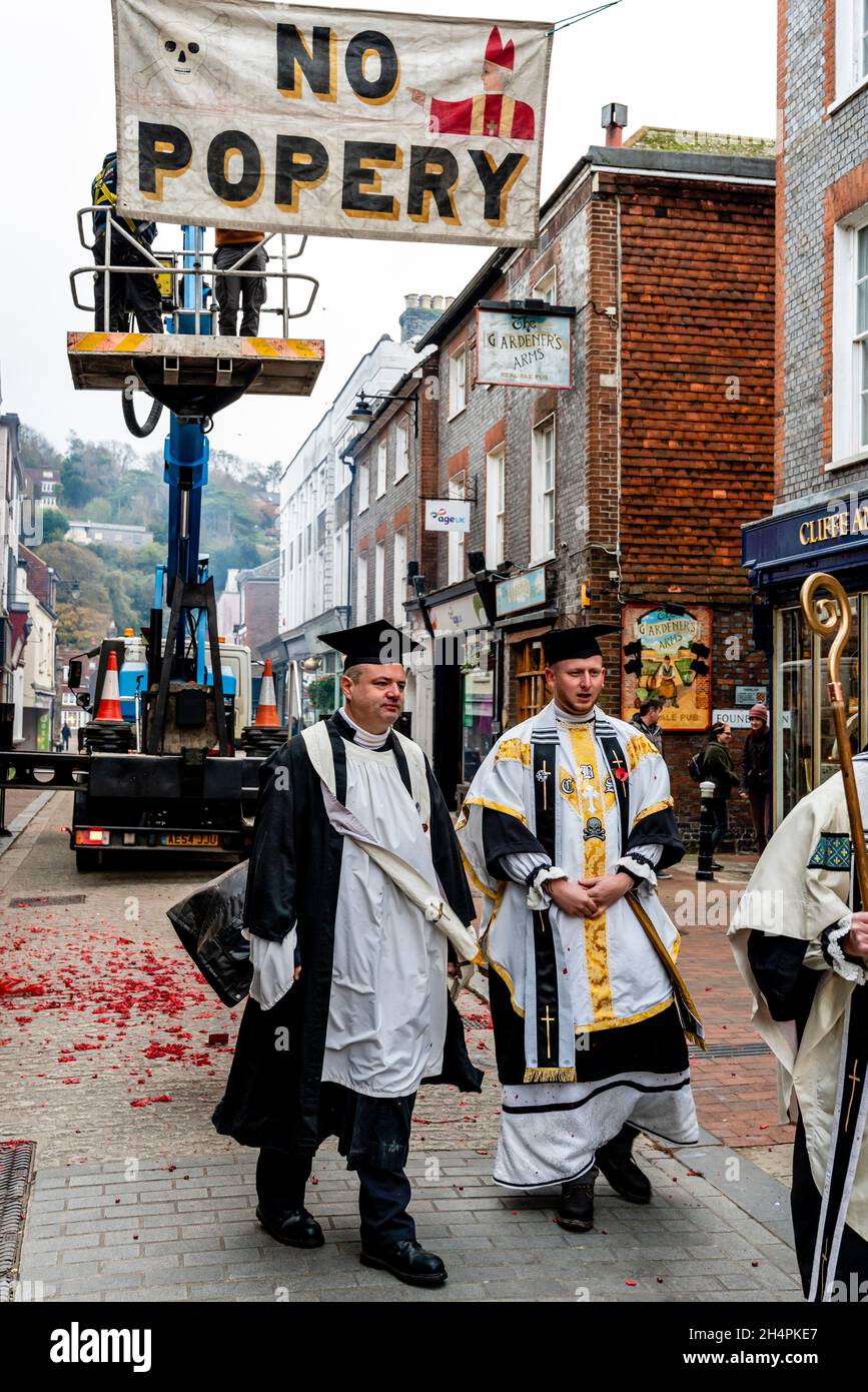 Lewes, East Sussex, Großbritannien. November 2021. Mitglieder der Cliffe Bonfire Society bereiten sich auf die jährliche Guy Fawkes Night vor, die am 5. November in der Grafschaft Lewes, East Sussex, stattfindet. Dies wird die erste Guy Fawkes Night-Feier in der Stadt seit Beginn der Pandemie von Covid 19 sein, die Veranstaltung der letzten Jahre wurde abgesagt und die Veranstaltung wird in der Regel jedes Jahr von Zehntausenden Besuchern besucht. Kredit: Grant Rooney/Alamy Live Nachrichten Stockfoto