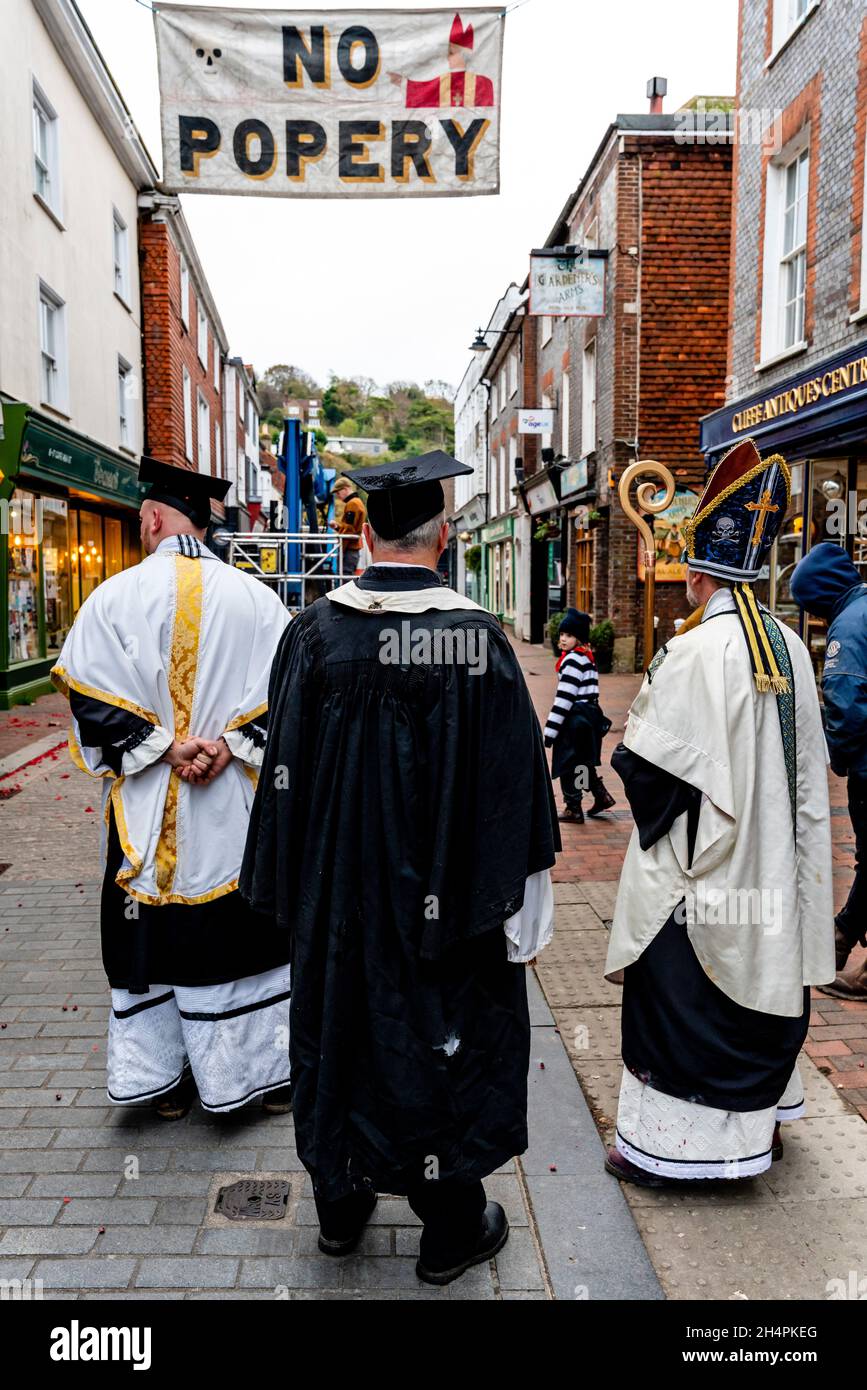 Lewes, East Sussex, Großbritannien. November 2021. Mitglieder der Cliffe Bonfire Society bereiten sich auf die jährliche Guy Fawkes Night vor, die am 5. November in der Grafschaft Lewes, East Sussex, stattfindet. Dies wird die erste Guy Fawkes Night-Feier in der Stadt seit Beginn der Pandemie von Covid 19 sein, die Veranstaltung der letzten Jahre wurde abgesagt und die Veranstaltung wird in der Regel jedes Jahr von Zehntausenden Besuchern besucht. Kredit: Grant Rooney/Alamy Live Nachrichten Stockfoto