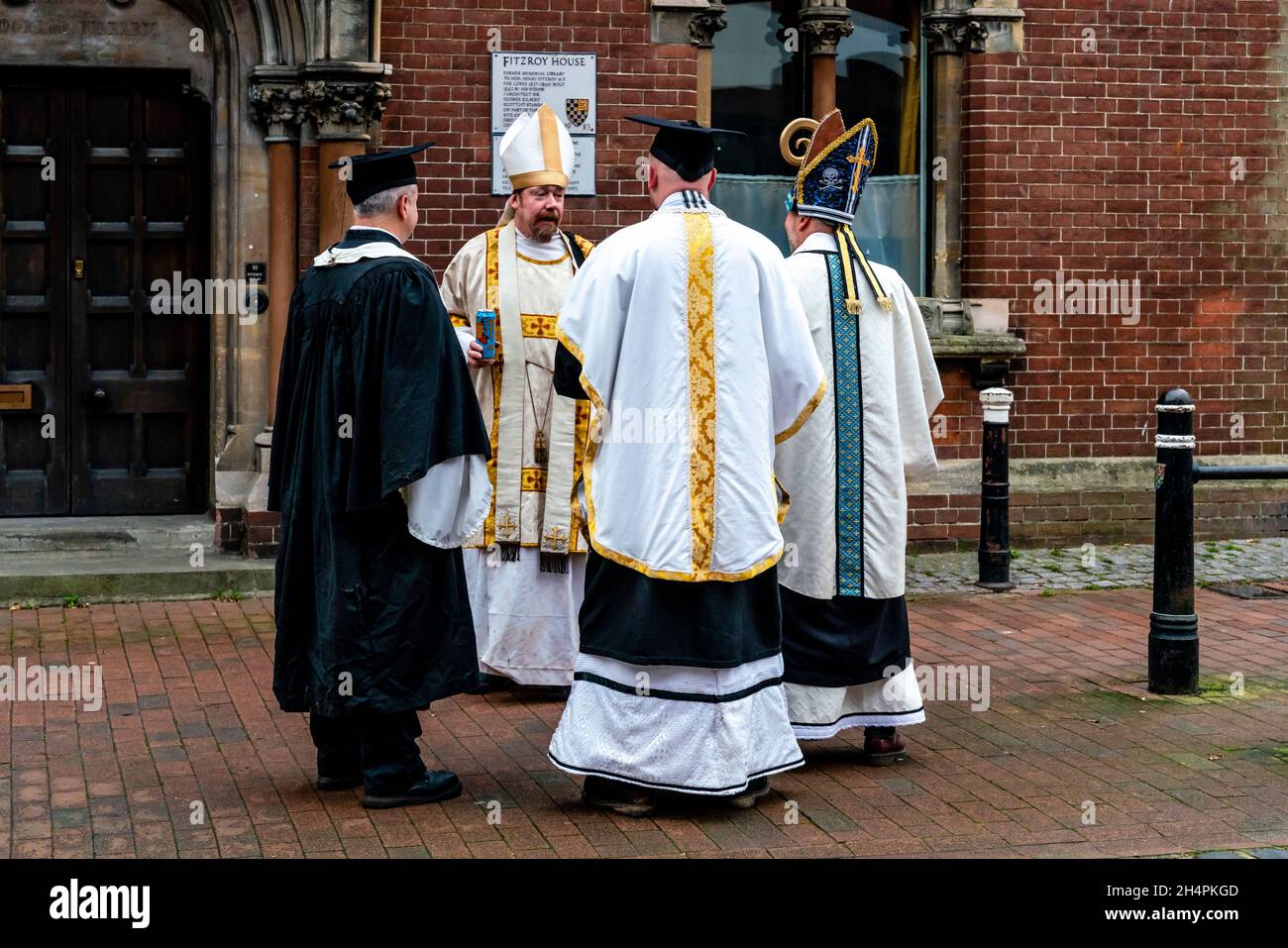 Lewes, East Sussex, Großbritannien. November 2021. Mitglieder von ‘the Klerus', die der Cliffe Bonfire Society in der High Street, Lewes, angehören, während der Vorbereitungen für die jährliche Guy Fawkes Night, die am 5. November in der Stadt stattfindet. Dies wird die erste Guy Fawkes Night-Feier in der Stadt seit Beginn der Pandemie von Covid 19 sein, die Veranstaltung der letzten Jahre wurde abgesagt und die Veranstaltung wird in der Regel jedes Jahr von Zehntausenden Besuchern besucht. Kredit: Grant Rooney/Alamy Live Nachrichten Stockfoto