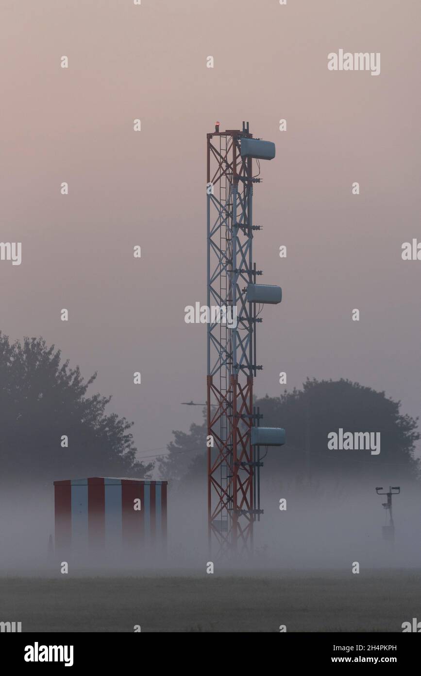 ILS Glide Slope Tower, Instrumentenlandesystem auf dem London Southend Airport, Essex, Großbritannien, früh am Morgen mit niedrig liegendem Nebel und Nebel. Klima Stockfoto