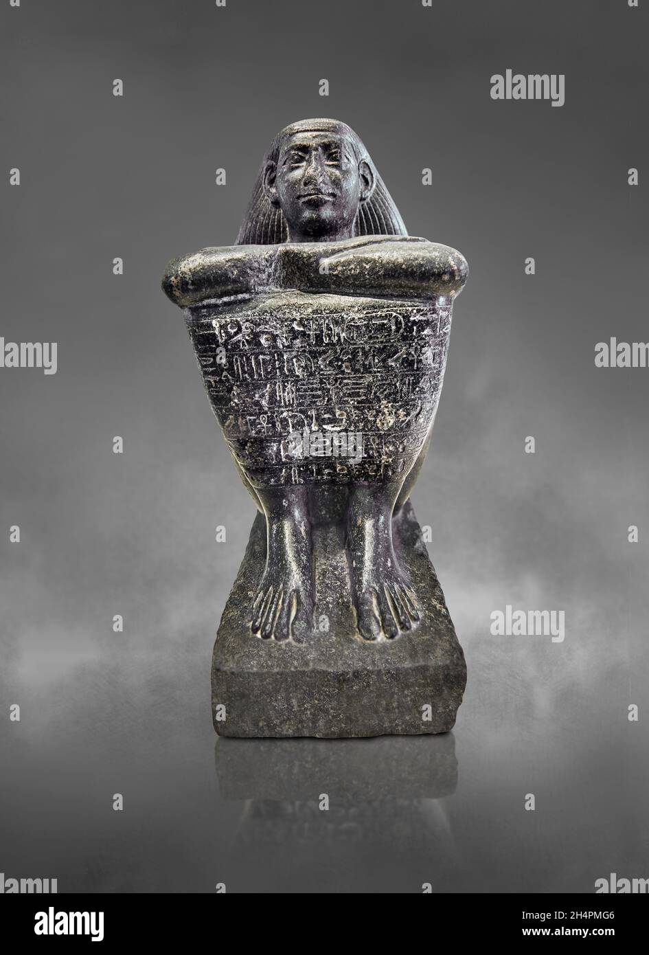 Ägyptische Würfelstatue des begleitenden Akhimenrou, 664-610 v. Chr., 26. Dynaty, Theben, Diorit. Louvre Museum A 85, MR10 oder N86. Die Statue ist gewidmet Stockfoto