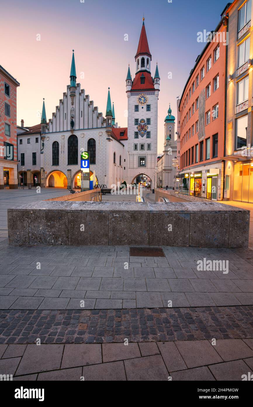 München, Deutschland. Stadtbild der Münchner Innenstadt, Deutschland mit Marienplatz bei Sonnenaufgang. Stockfoto