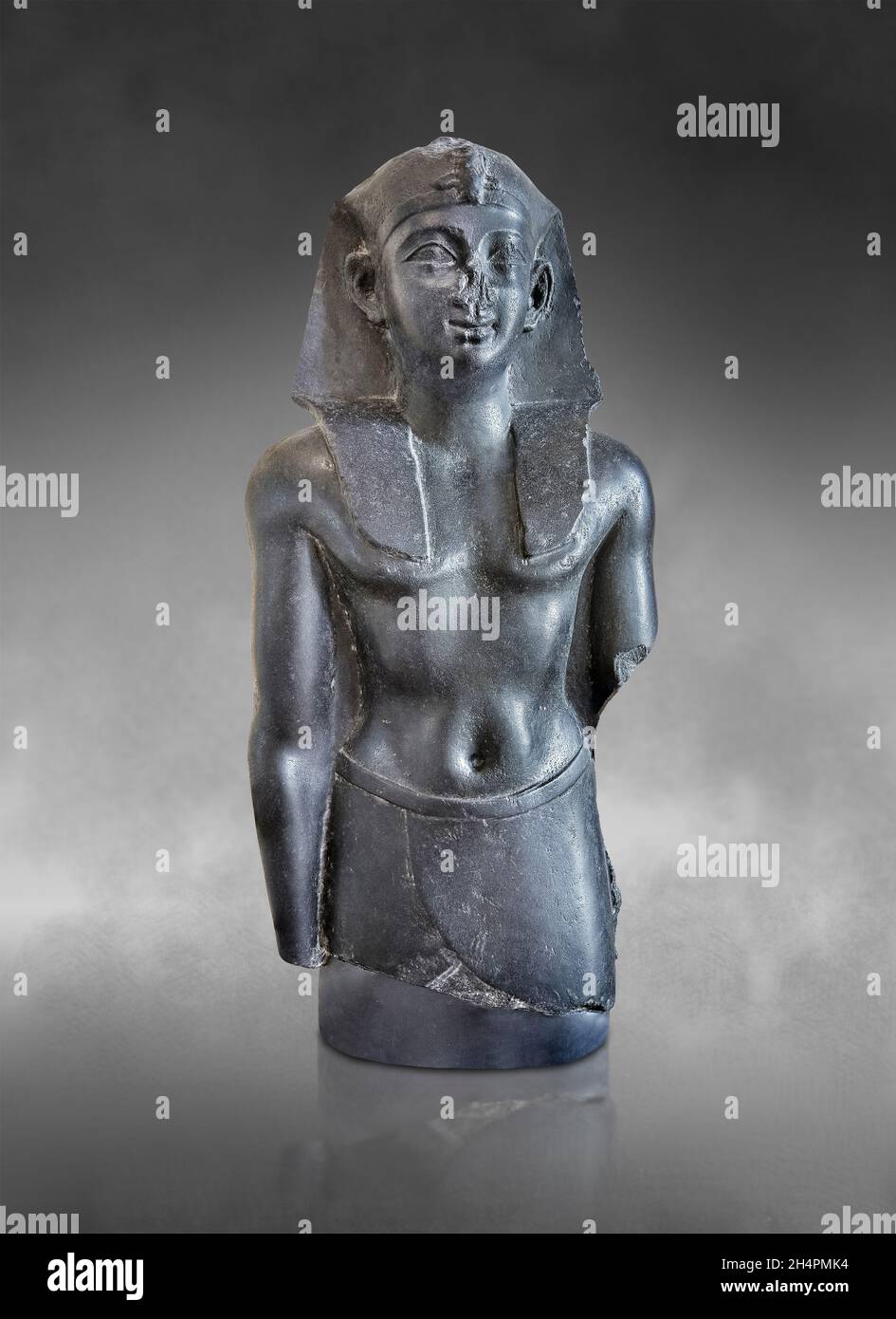 ptolemäische ägyptische Statue Skulptur eines Königs, 1. Jh. v. Chr., Basalte Louvre Museum Inv A28. Stockfoto