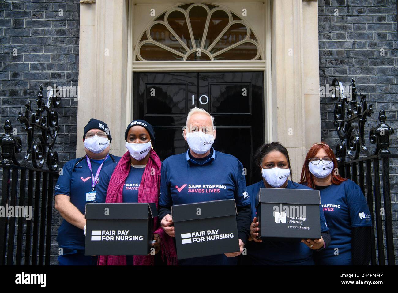 REDAKTIONELLE VERWENDUNG NUR Graham Revie, Vorsitzender des RCN Trade Union Committee (Mitte), tritt den Krankenschwestern (von links nach rechts) Gerard Swinton, Temitope Soile, Annette Bailey und Natalie Brooks in der Downing Street, London bei, um die Petition zur fairen Bezahlung für Krankenpflege einzureichen. Bilddatum: Donnerstag, 4. November 2021. Stockfoto