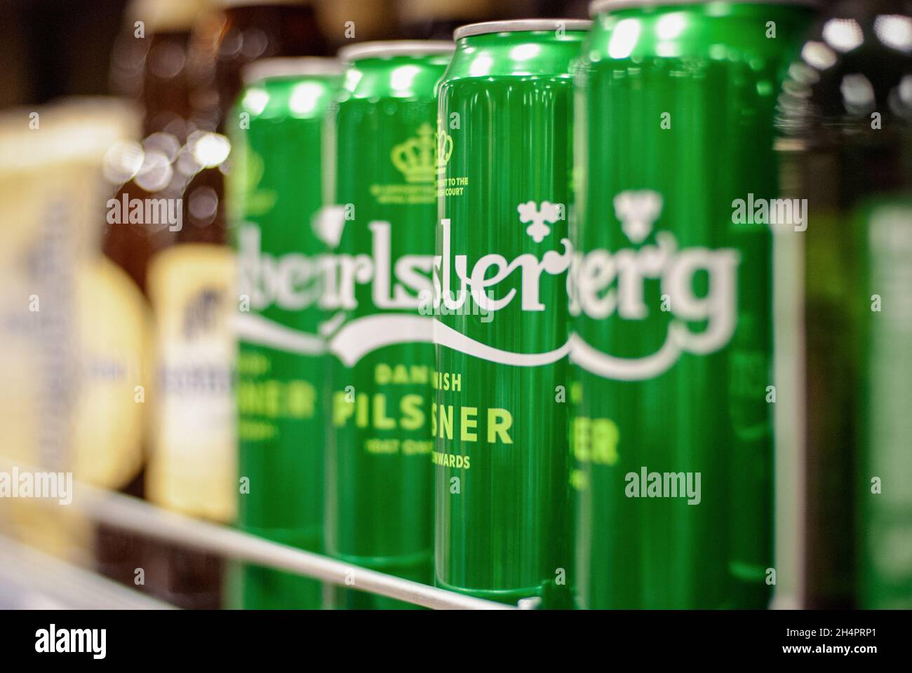 Dosen von dänischem Carlsberg-Bier im Supermarkt, Moskau, 28. Oktober 2021 verkauft Stockfoto