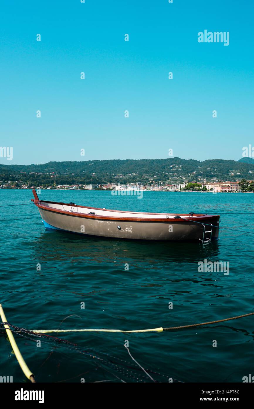 Vertikale Aufnahme eines Bootes am Gardasee. Salo, Italien Stockfoto