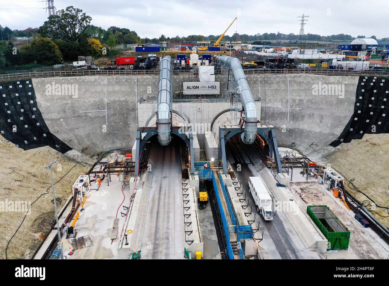 Eine Luftaufnahme des Eingangs zu den Chiltern Tunnels auf dem südlichen Portal HS2 Align Compound, in Rickmansworth, Hertfordshire. Bilddatum: Mittwoch, 3. November 2021. Stockfoto