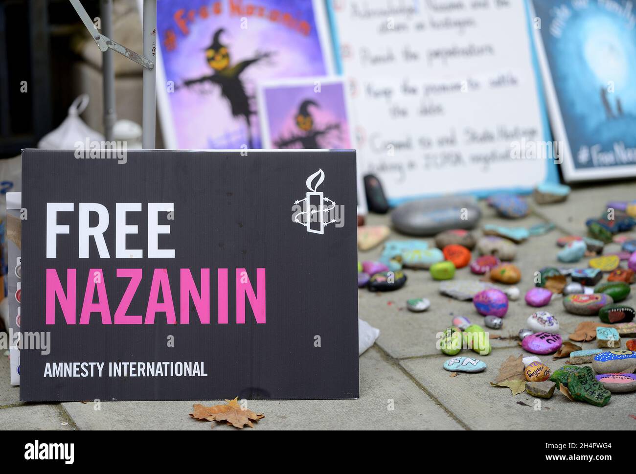 London, Großbritannien. Plakate und bemalte Steine trugen zu einer 'Shrine' vor dem Auswärtigen Amt in Whitehall bei, wo Richard Ratcliffe - Ehemann von Nazanin Stockfoto