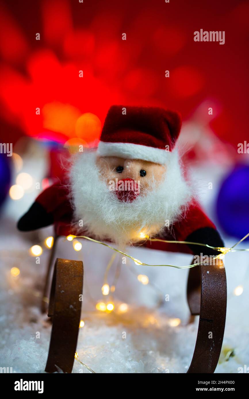 Lustiger weihnachtsmann auf Schlitten, fröhliche weihnachten Stockfoto