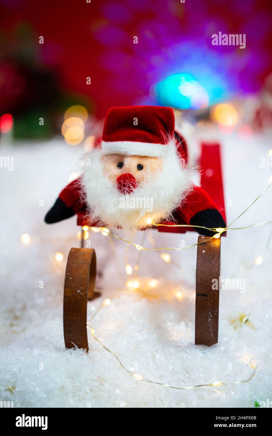 Lustiger weihnachtsmann auf Schlitten, fröhliche weihnachten Stockfoto