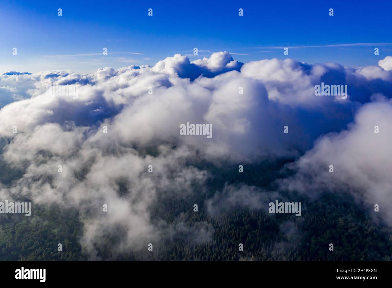 Wolken von oben gefilmt / Wolken mit Drohne von oben Stockfoto