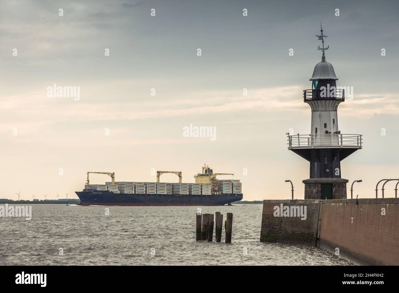 Frachtschiff hinter dem Leuchtturm Stockfoto