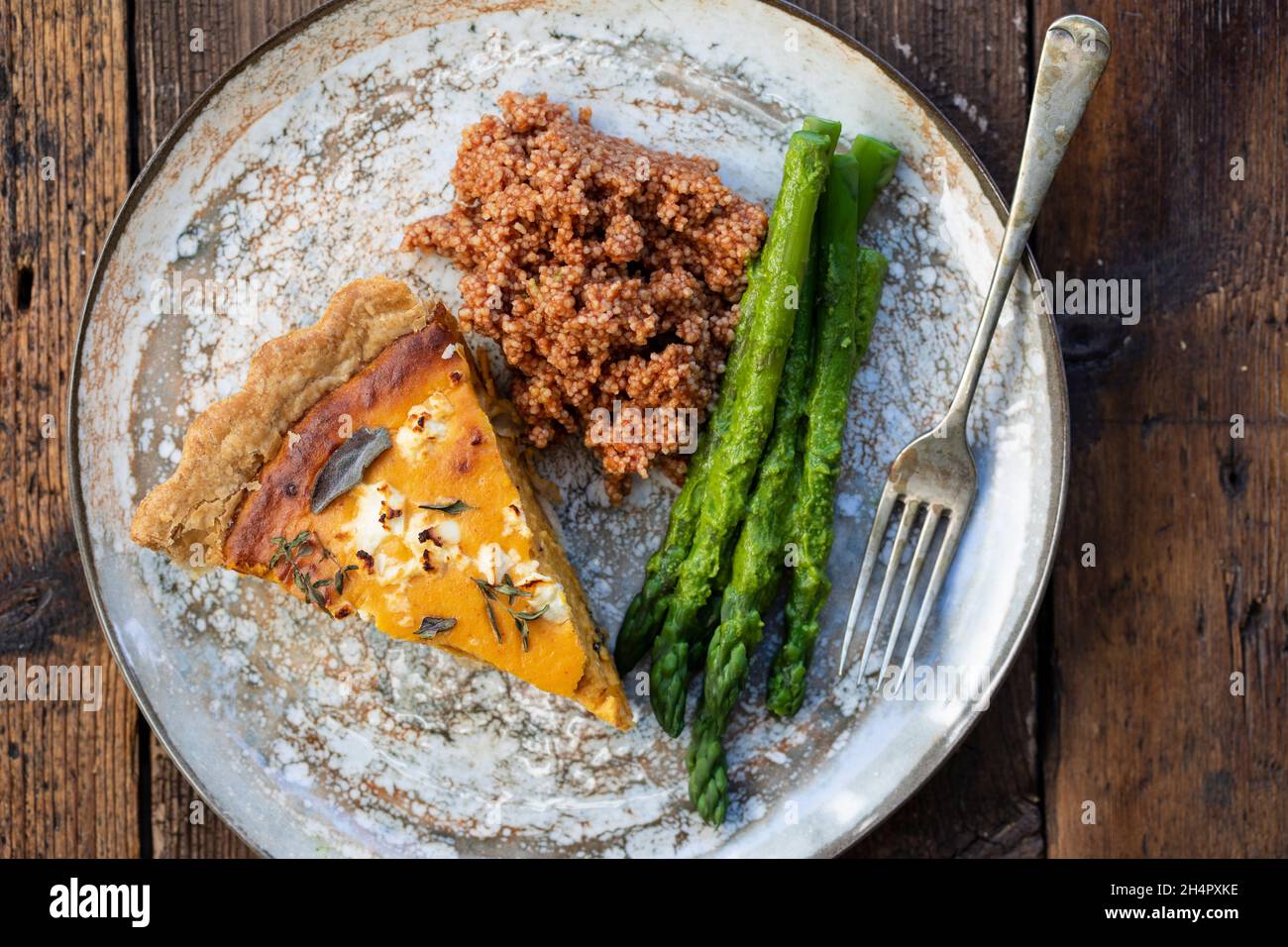 Kürbisherz mit Feta-Käse und Kräutern, Spargel und Couscous Stockfoto