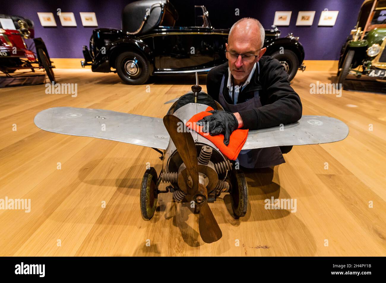 London, Großbritannien. November 2021. Verschiedene Oldtimer-Pedalwagen mit Schätzungen zwischen £800-3,000 - Vorschau auf Bonhams Golden Age of Motoring Sale ‘1886 bis 1939', mit dem besten und seltensten Oldtimer- und Postnostalgikfahrzeug in der Bonhams New Bond Street, London, Großbritannien. 4. November 2021. Kredit: Guy Bell/Alamy Live Nachrichten Stockfoto