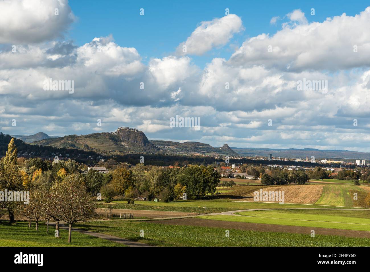 Hegauer Landschaft bei Singen am Hohentwiel, Landkreis Konstanz, Baden-Württemberg, Deutschland Stockfoto