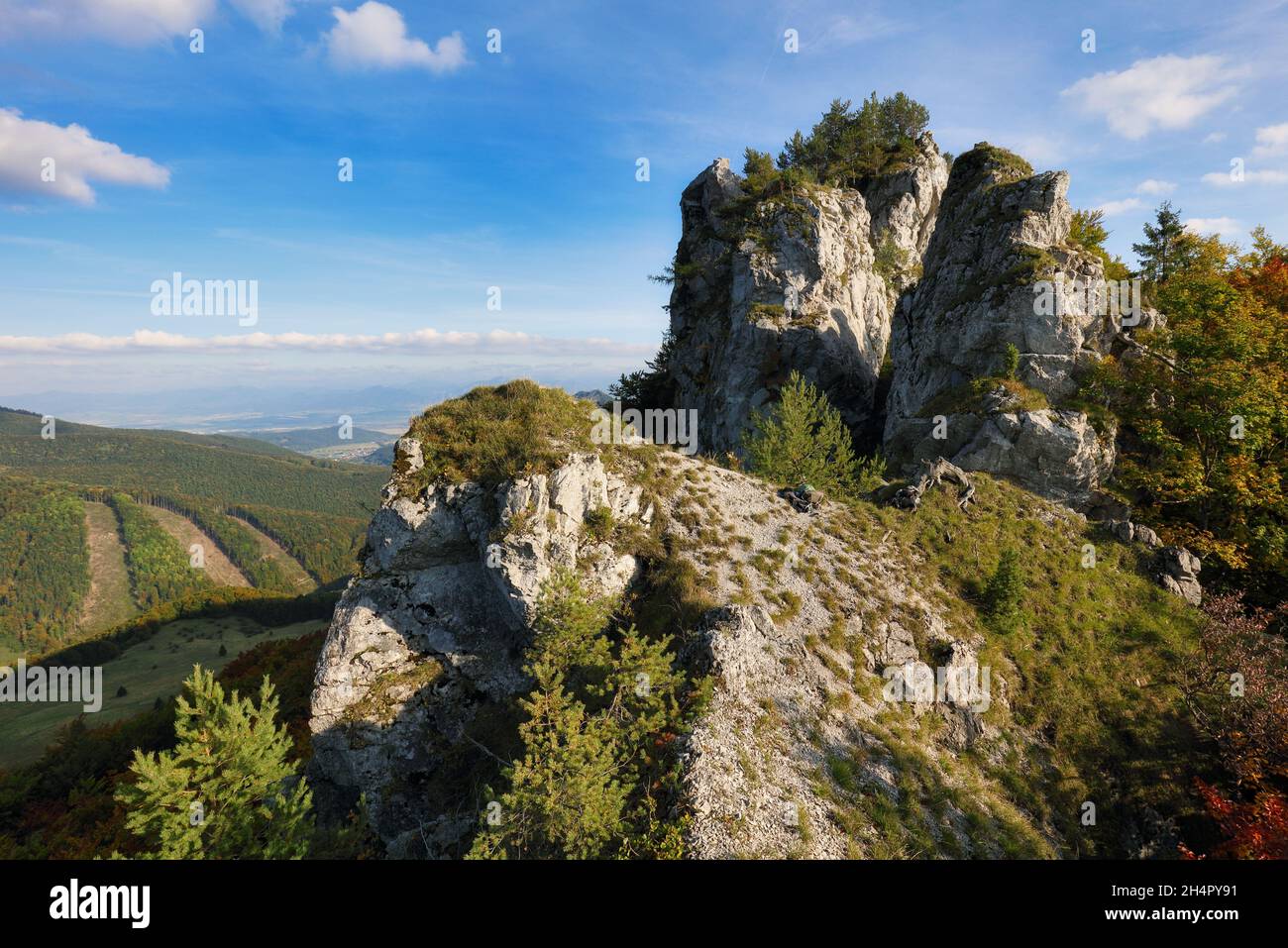 Klippe in den Bergen am Tag Stockfoto
