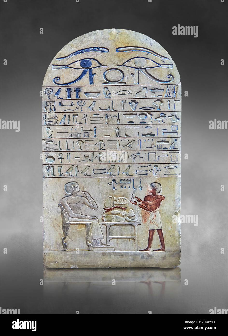 Altägyptische Grabstele, die Ouhemmenou darstellt und dem hohen Verwalter IAT einen Drink anbietet, um 1550 v. Chr., 17-18 Dynastie. Der Louvre Museum . funer Stockfoto