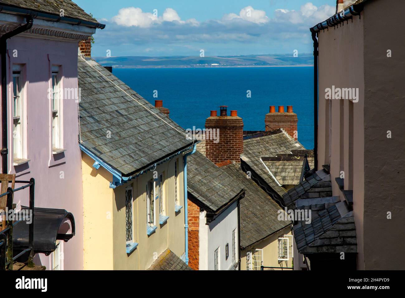 Blick auf Häuser in Clovelly ein Hafendorf mit Blick auf Bideford Bay und den Bristol Channel in North Devon England Stockfoto