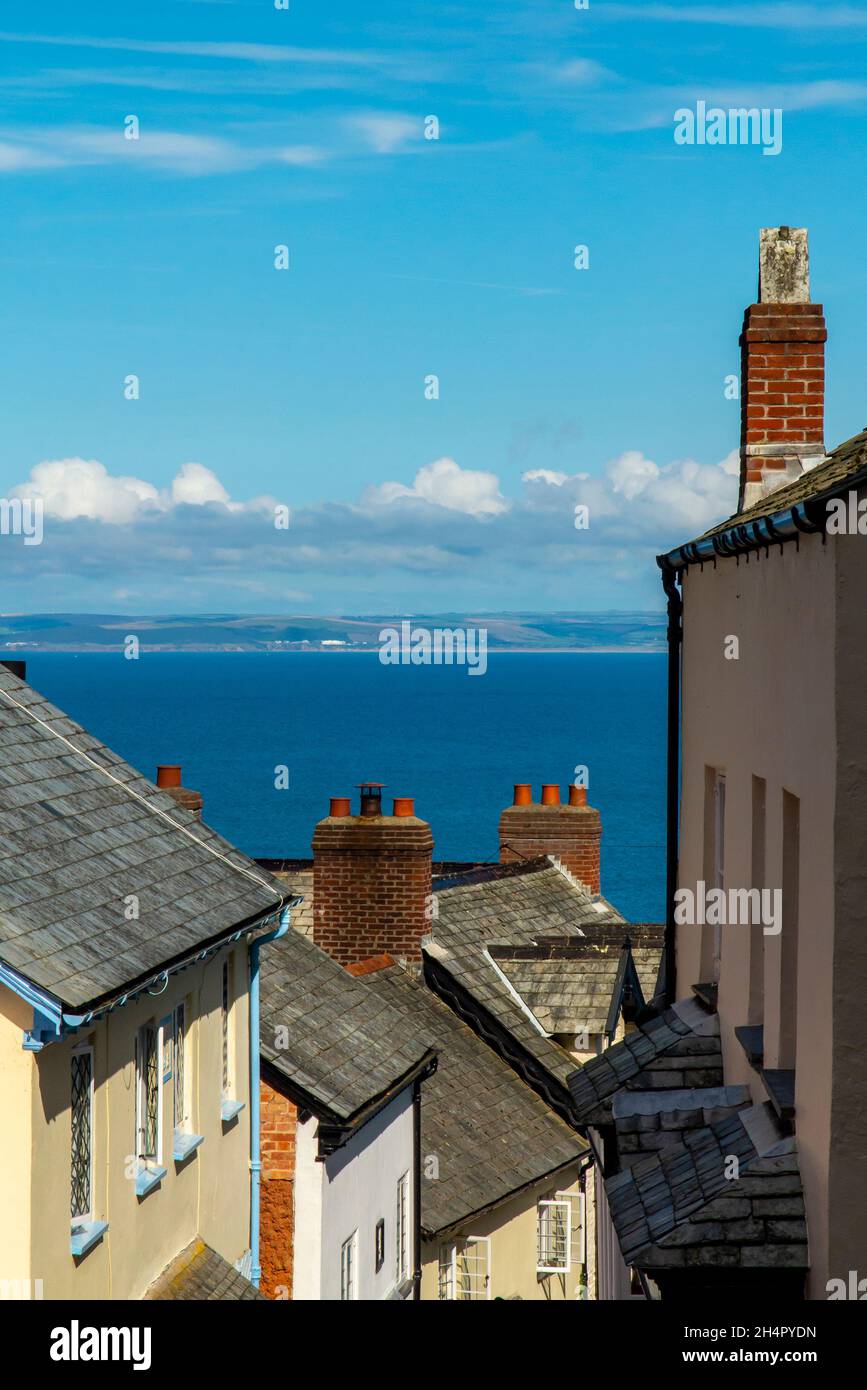 Blick auf Häuser in Clovelly ein Hafendorf mit Blick auf Bideford Bay und den Bristol Channel in North Devon England Stockfoto