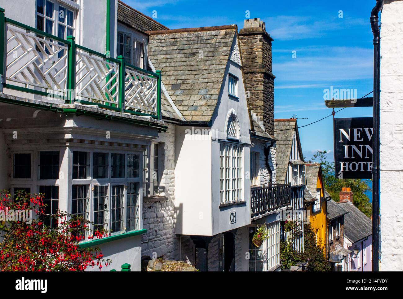 Blick auf Häuser in Clovelly ein Hafendorf mit Blick auf Bideford Bay und den Bristol Channel in North Devon England Stockfoto