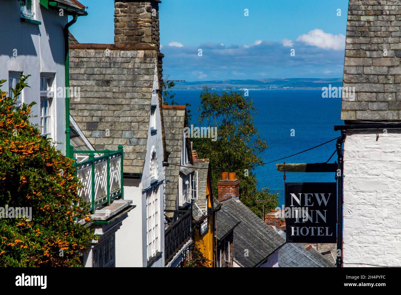 Blick auf Häuser in Clovelly ein Hafendorf mit Blick auf Bideford Bay und den Bristol Channel in North Devon England Stockfoto