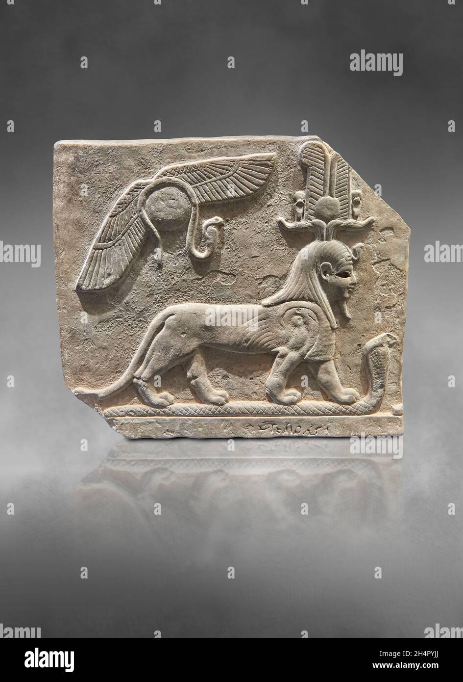 Ägyptische Basrelief-Skulptur des gottes Tutu trampling ein cobre, 332-395 v. Chr. Ptolemäisch, Kalkstein. Louvre Museum E27129. Tutu, die Sphinx, steht mit Stockfoto