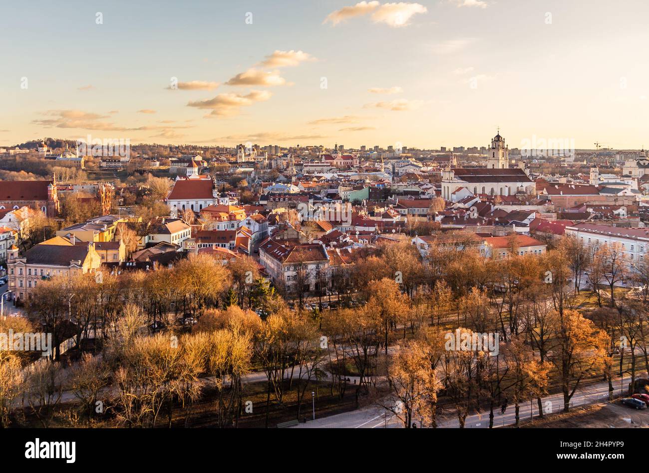 Altstadt von Vilnius Herbstpanorama in den Abendstunden, Litauen Stockfoto