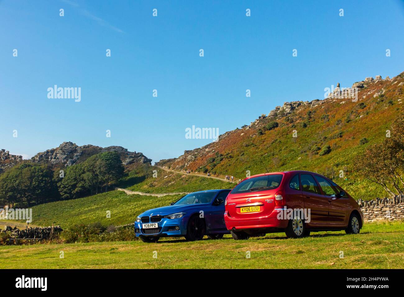 Autos parkten im Valley of Rocks, einem beliebten Schönheitsort in der Nähe von Lynmouth im Exmoor National Park North Devon England Stockfoto