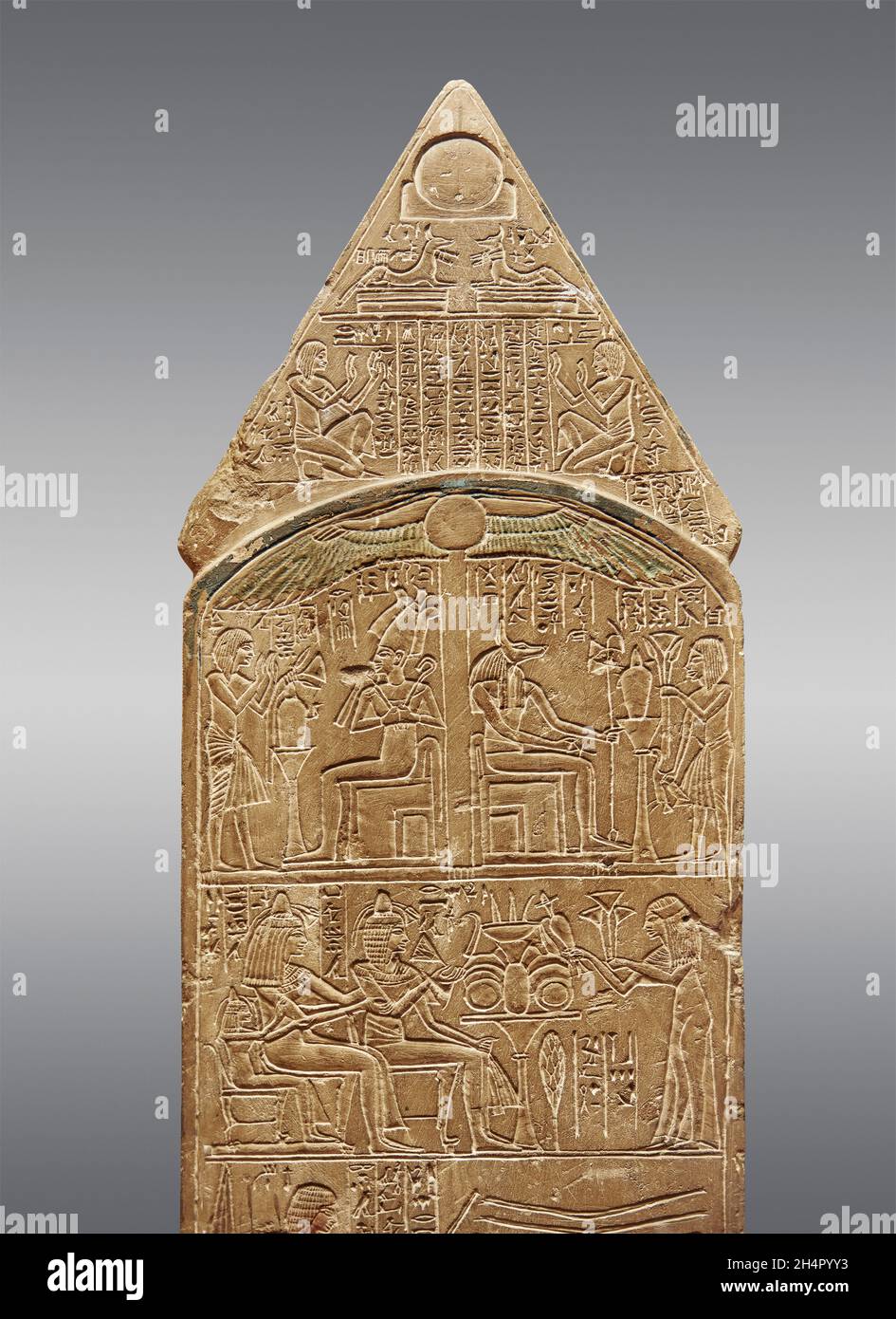 Altägyptische Bogenstele mit Pyramidion, 1327-1295 v. Chr., 18. Dynastie, Kalkstein. Louvre Museum C 259 oder N5405. Erstes Register; Anbetungsszene 2 s. Stockfoto