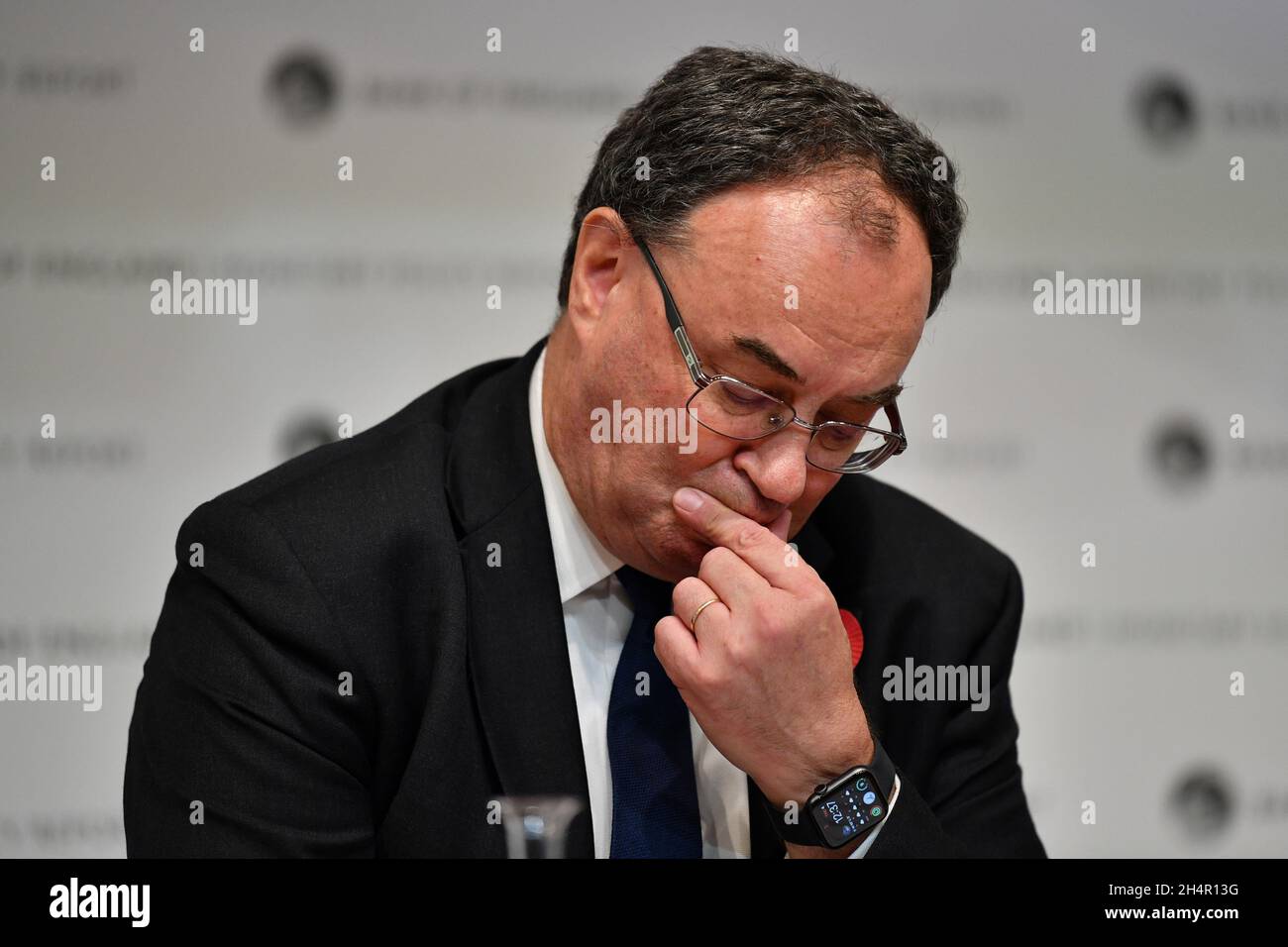 Andrew Bailey, Gouverneur der Bank of England, während der Pressekonferenz des geldpolitischen Berichts der Bank of England in London nach der Entscheidung über die Zinssätze. Bilddatum: Donnerstag, 4. November 2021. Stockfoto