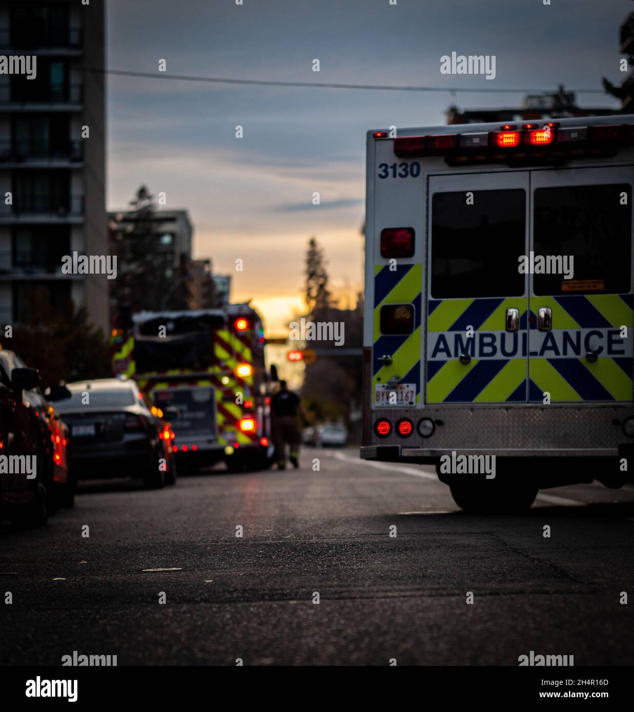 CALGARY, KANADA - 10. Oktober 2021: Die Ambulanz- und Feuerwehr reagierte auf einen unbekannten Anruf in der Innenstadt Stockfoto