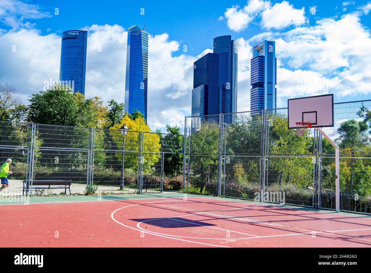 Basketballplatz mit den 5 Wolkenkratzern der Stadt Madrid in Spanien. Europa. Horizontale Fotografie. Stockfoto