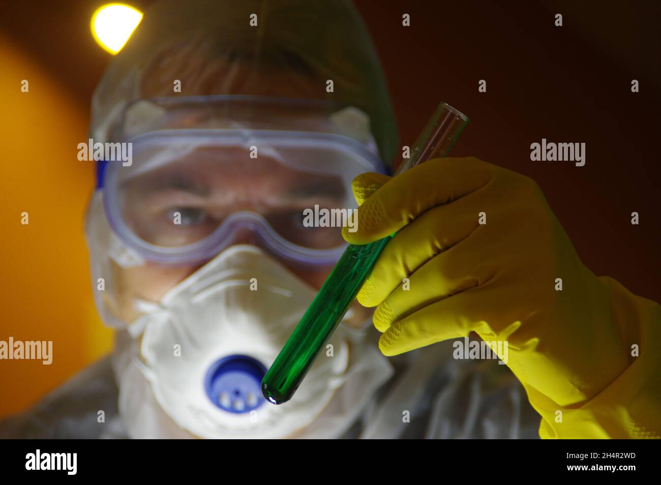 Ein Wissenschaftler mit einem Reagenzglas in der Hand arbeitet an einer neuen Substanz. Konzept der Pharmazie, Forschung, Biochemie, Mikrobiologie, Medizin, Wissenschaft, Stockfoto