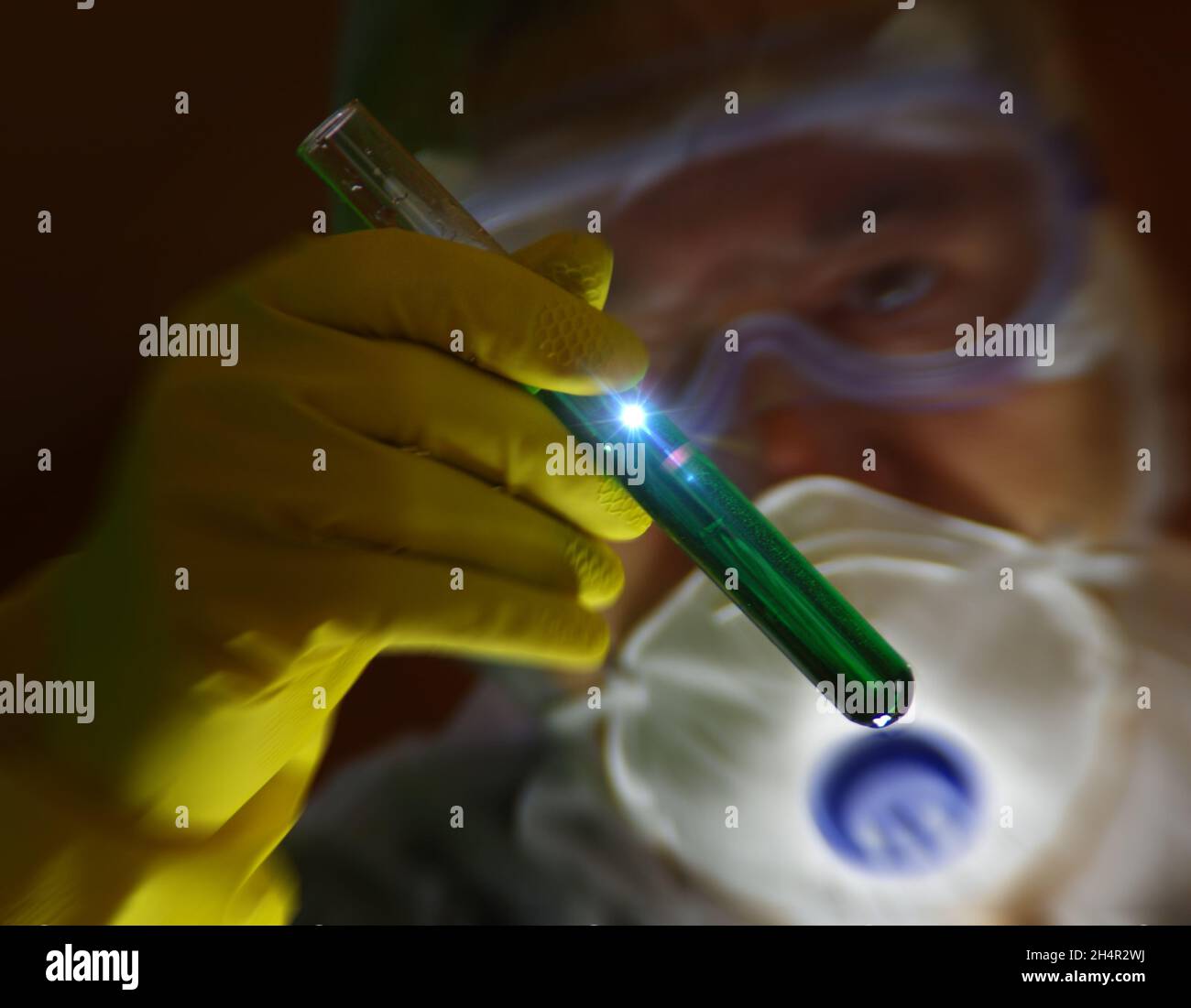 Ein Wissenschaftler mit einem Reagenzglas in der Hand arbeitet an einer neuen Substanz. Konzept der Pharmazie, Forschung, Biochemie, Mikrobiologie, Medizin, Wissenschaft, Stockfoto