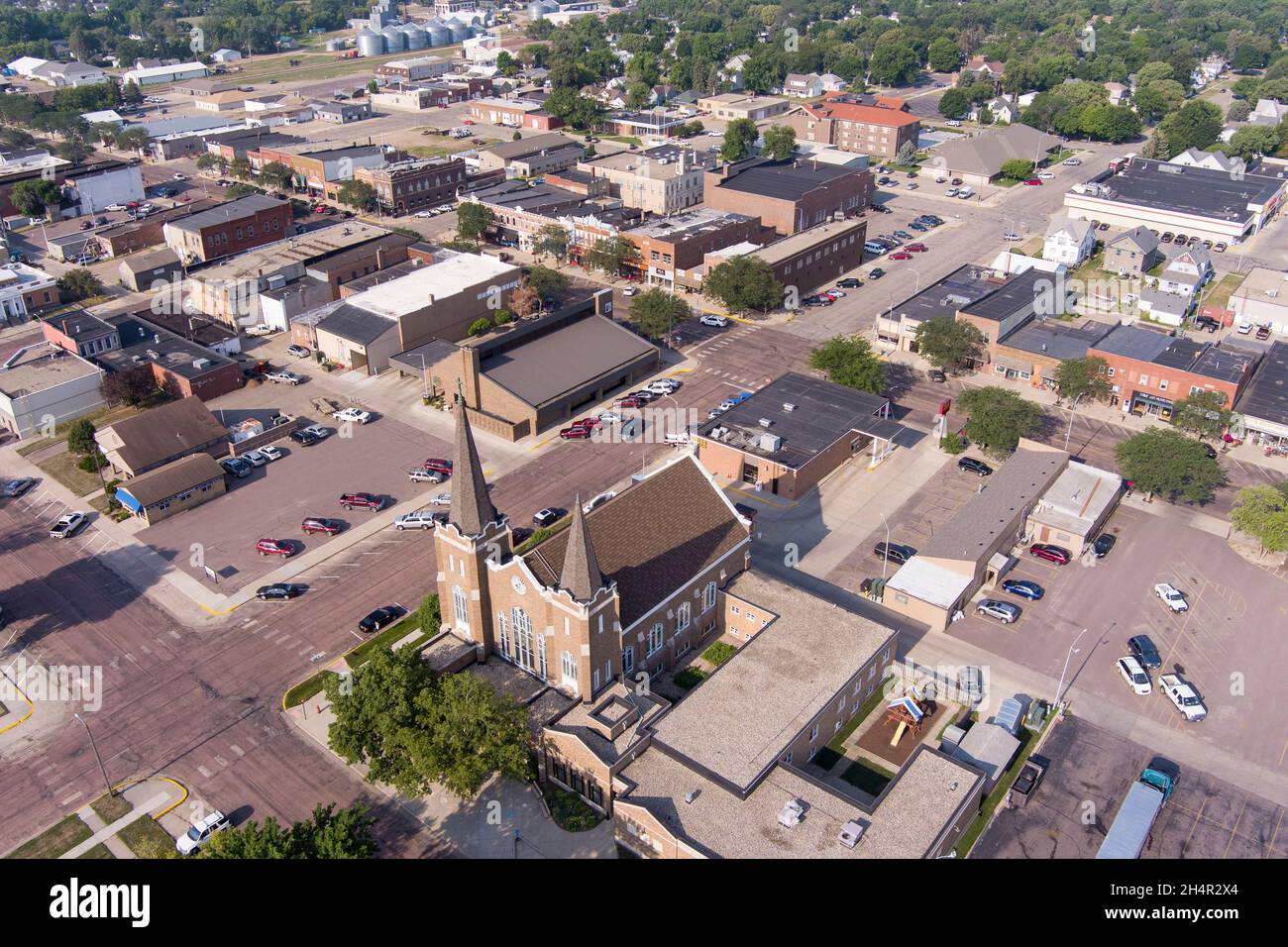 Hohe Luftaufnahme der kleinen Bauerngemeinde von Madison, South Dakota Stockfoto