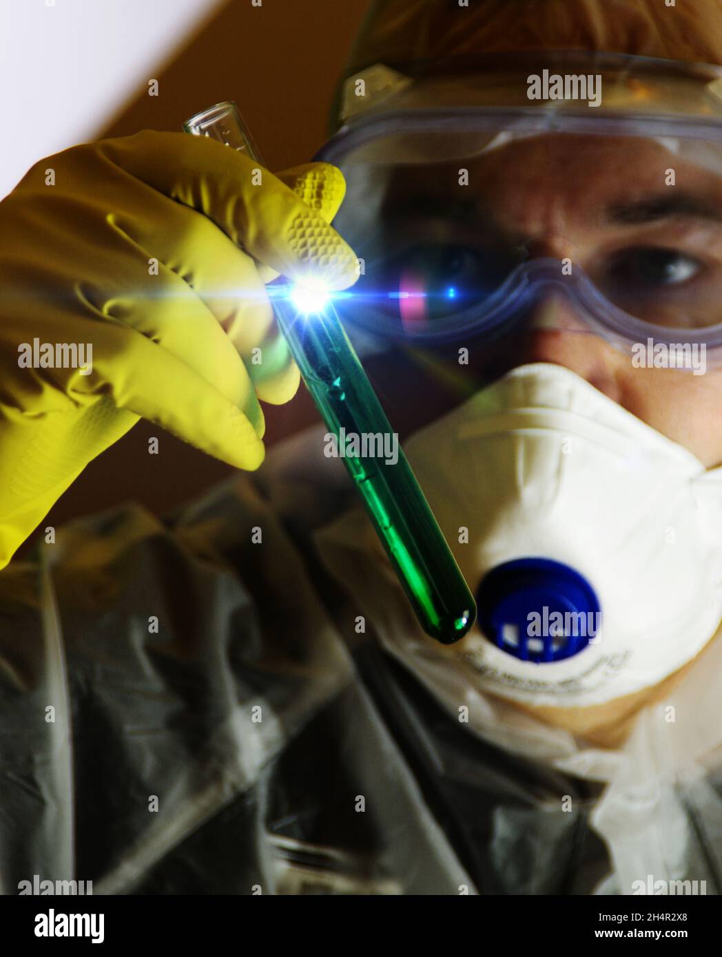 Ein Wissenschaftler mit einem Reagenzglas in der Hand arbeitet an einer neuen Substanz. Konzept der Pharmazie, Forschung, Biochemie, Mikrobiologie, Medizin, Wissenschaft, Stockfoto