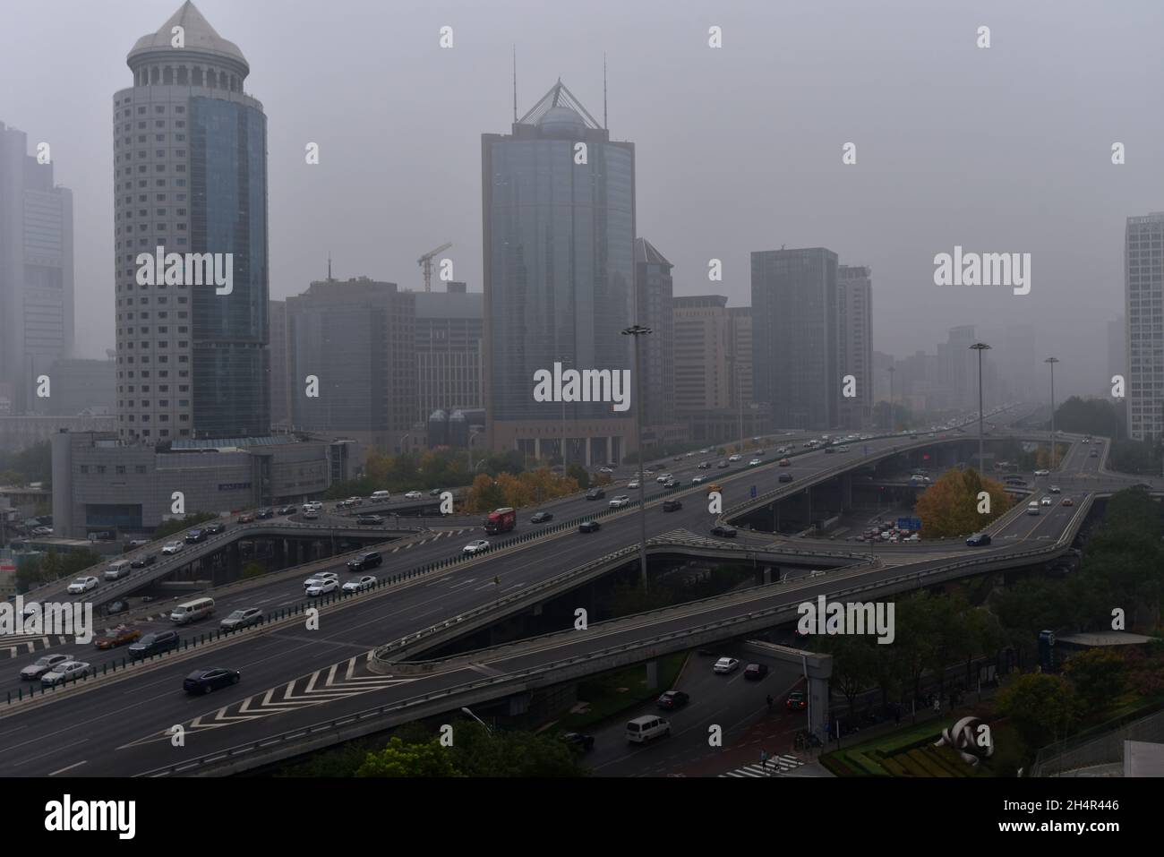 Peking, China. November 2021. Die Hochhäuser in Pekings zentralem Geschäftsviertel (CBD) sind von grauer Luftverschmutzung umhüllt.Peking ist aufgrund einer Smog-Runde, die die Stadt vom 4. November getroffen hat, von widrigen meteorologischen Bedingungen und der Übertragung regionaler Umweltverschmutzung betroffen und wird laut den lokalen Behörden bis zum 6. November voraussichtlich noch andauern. Peking begann die gelbe Warnung vor schwerer Luftverschmutzung um 16:00 Uhr am heutigen Tag. Kredit: SOPA Images Limited/Alamy Live Nachrichten Stockfoto