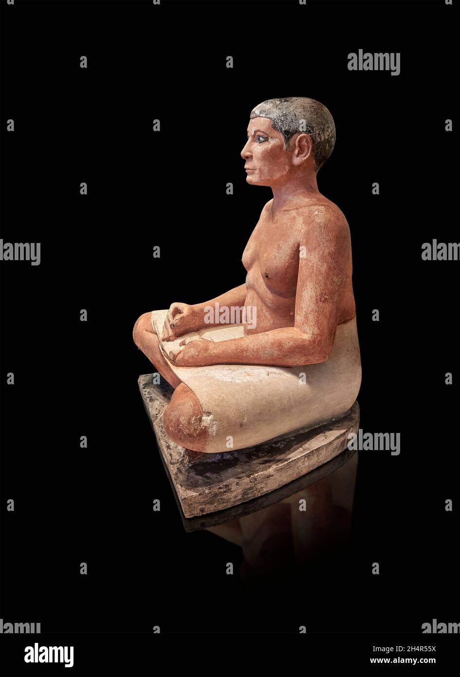 Alte ägyptische sitzende Schreiber Statue Skulptur, 2600-2350, 4. Oder 5. Dynastie. Louvre Museum Inv. E3023 oder N 2290. Der Schreiber sitzt gekreuzt Stockfoto