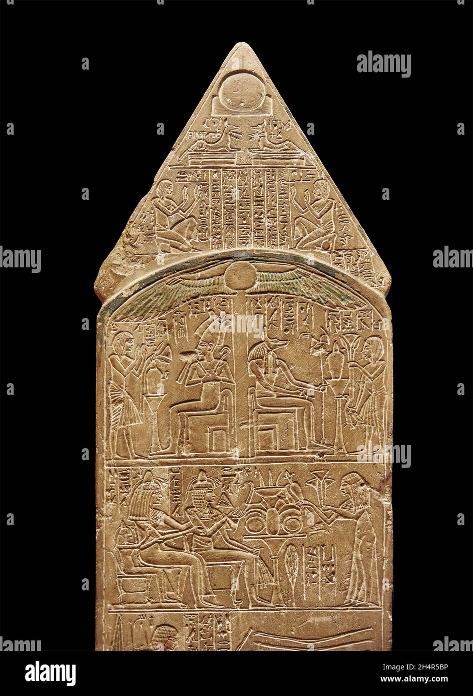 Altägyptische Bogenstele mit Pyramidion, 1327-1295 v. Chr., 18. Dynastie, Kalkstein. Louvre Museum C 259 oder N5405. Erstes Register; Anbetungsszene 2 s. Stockfoto