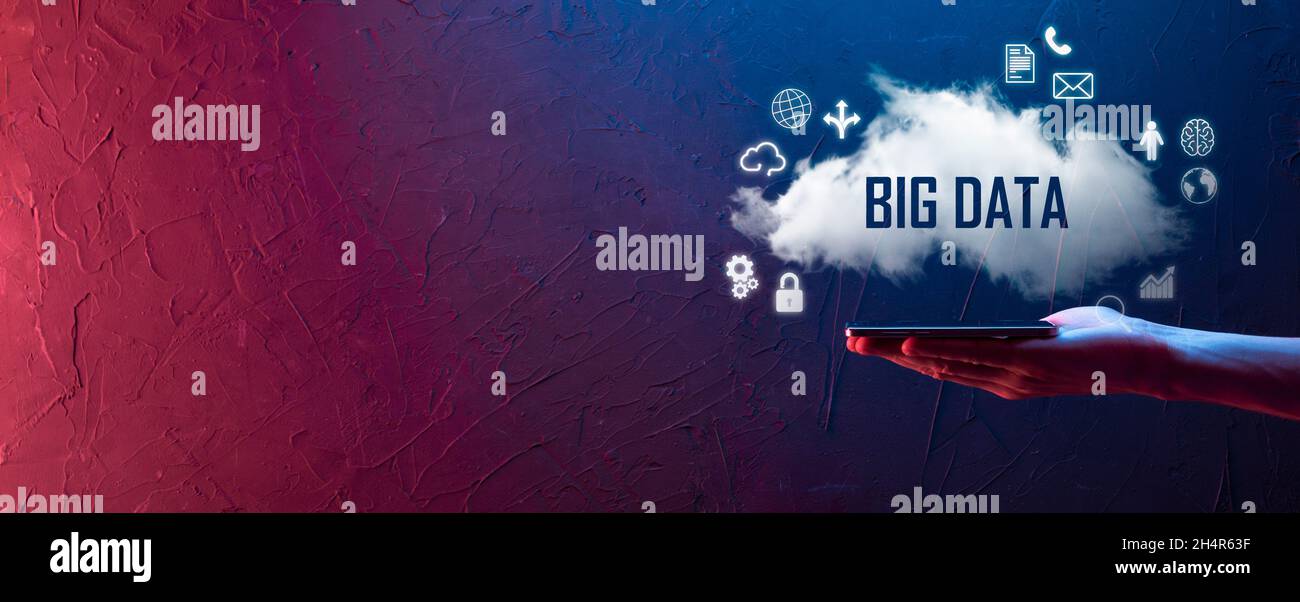 Geschäftsmann hält die Inschrift , Wort BIG DATA . Vorhängeschloss, Gehirn, Mann, Planet, Graph, Lupe, Zahnräder, Symbol für Cloud, Grid, Dokument, Brief, Telefon Stockfoto