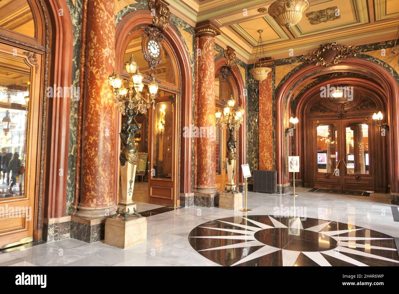 Monte Carlo, Monaco - 01. Mai 2019: Berühmte Eingangshalle des Monte Carlo Casinos. Stockfoto