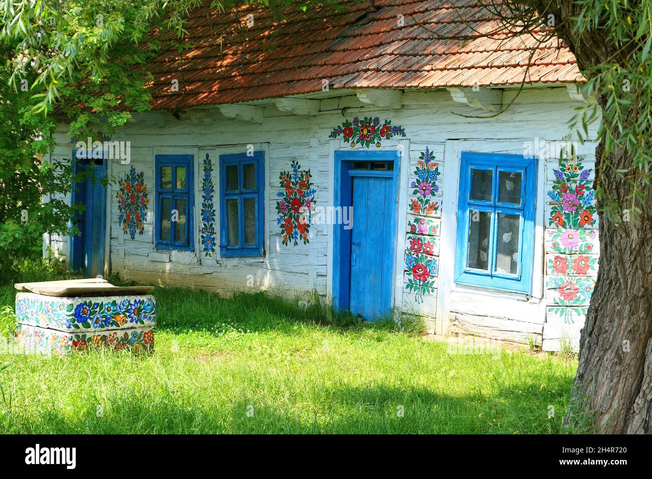 Zalipie, Polen - 21. Juni 2019: Traditionelle handgemalte Blumendekorationen auf einem alten Holzhaus im berühmten polnischen Dorf Zalipie. Stockfoto