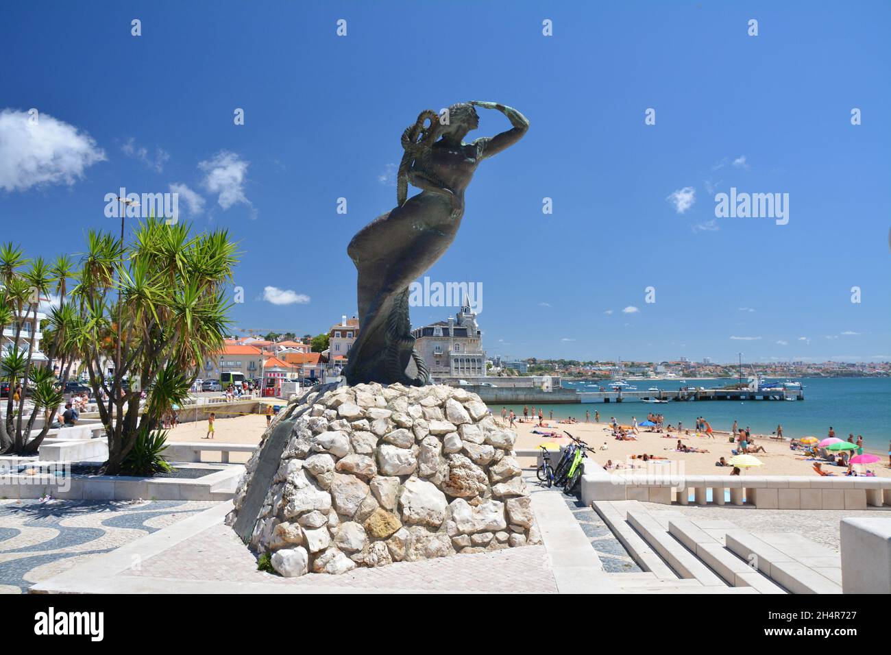 Cascais, Portugal - 4. Juli 2021: Monumento aos Descobrimentos Portugueses in Cascais in Portugal. Statue einer Frau, die wie eine Meerjungfrau aussieht, von Praia da Ri Stockfoto