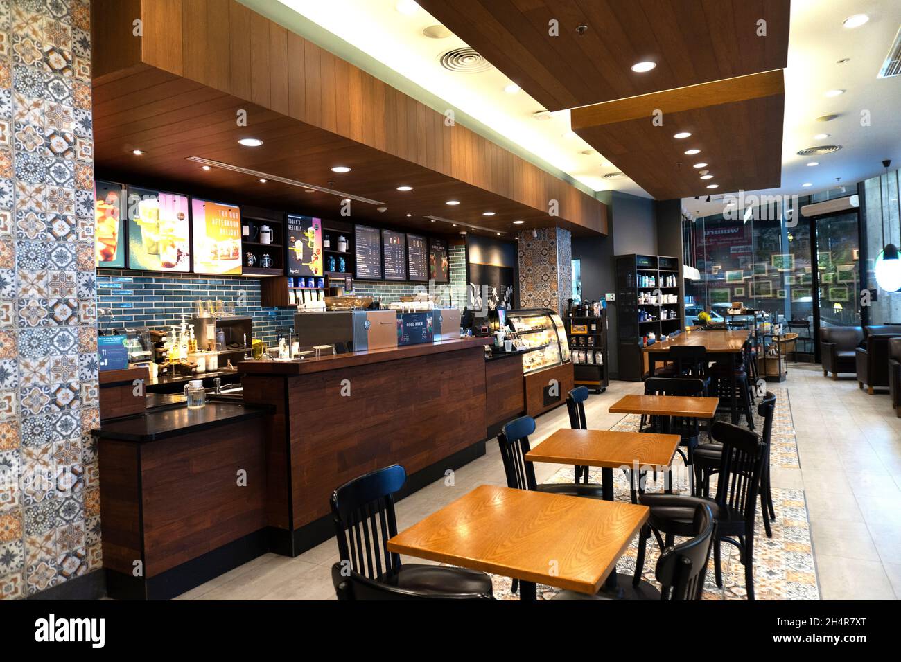 Starbucks Cafe spät am Abend ohne Leute. Stockfoto