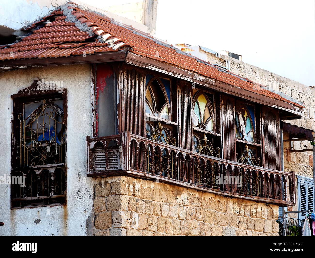 Altes Haus in Akko mit Buntglasfenstern und geschnitzten Geländern und Fenstern Stockfoto