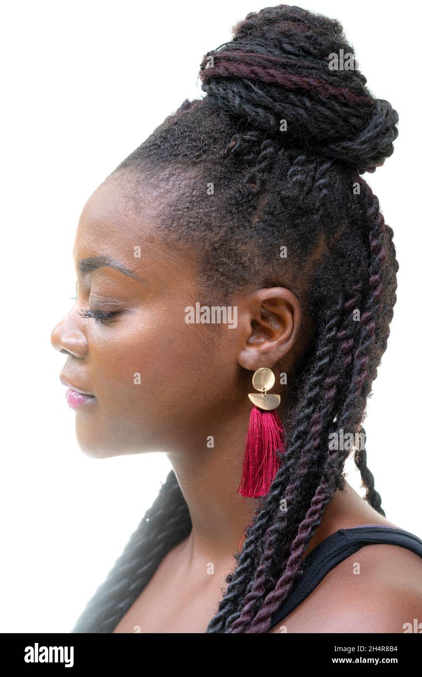 Ein Profilporträt einer afroamerikanischen Frau, isoliert auf weißem Hintergrund. Stockfoto