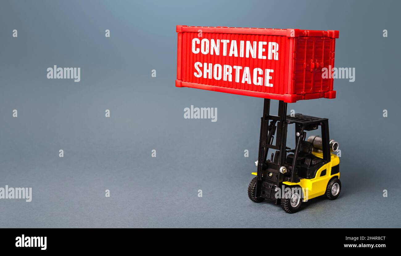 Globaler Behältermangel. Mangel an Containern und logistischer Zusammenbruch. Probleme des internationalen Güterverkehrssystems. Unwucht, Transporta Stockfoto