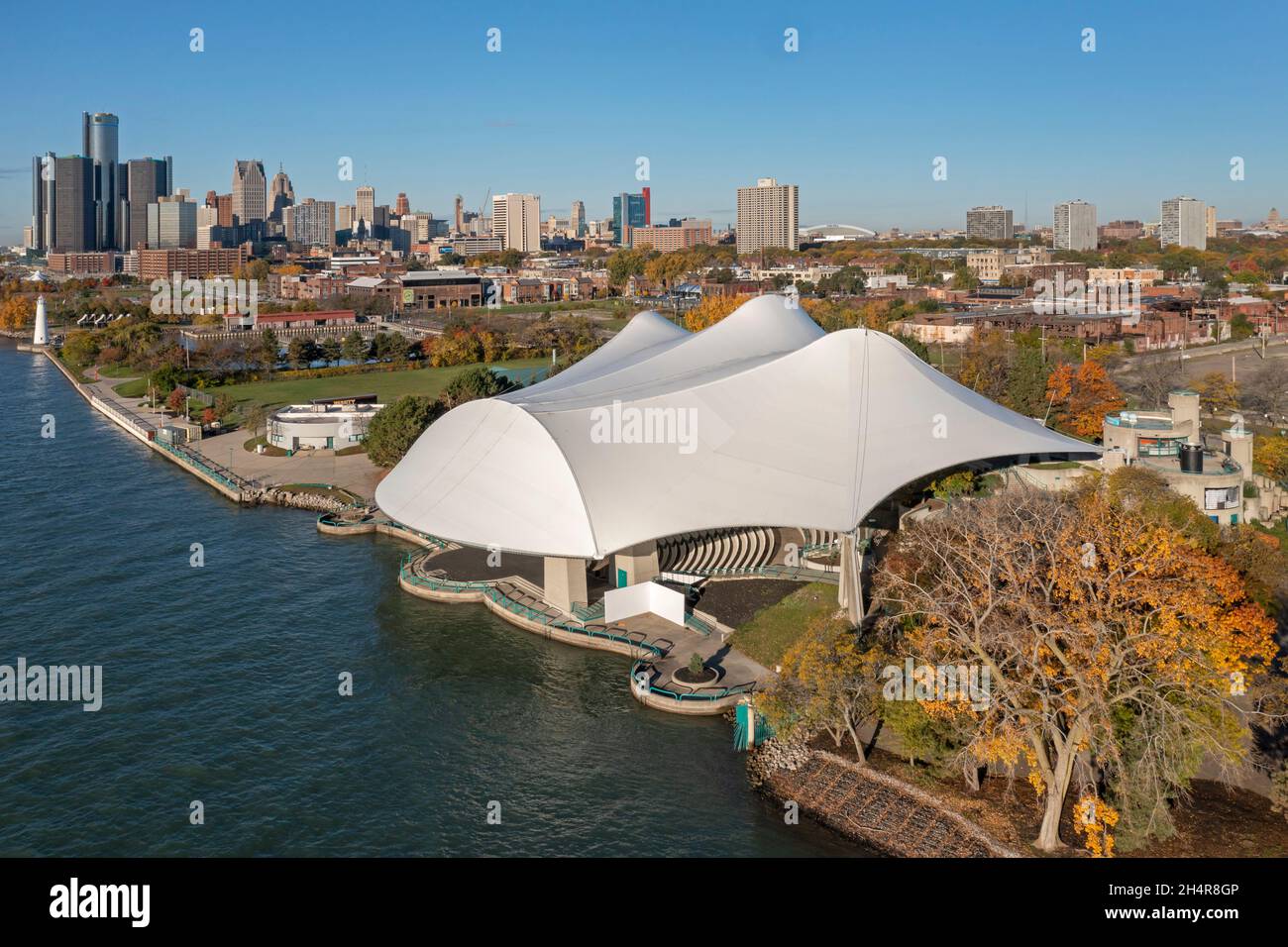 Detroit, Michigan - das Aretha Franklin Amphitheater am Detroit River in der Nähe der Innenstadt. Der beliebte Konzertsaal, der der Stadt Detroit gehört, hat Stockfoto