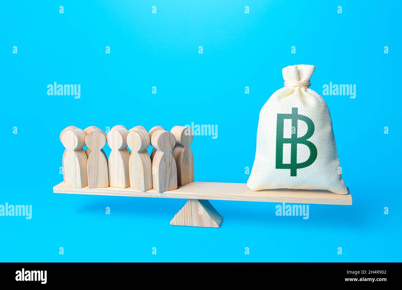 Menschen und thai Baht Geldbeutel auf Waage. Erforderliche Zahlung der Personalgehälter. Wartung der Mitarbeiter. Investoren Investitionen, Aktionäre. Finanzwesen Stockfoto
